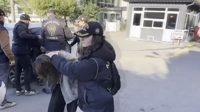 İstanbul'da Suç Örgütlerine Şok Operasyon: İki Kadın Tetikçi Ele Geçirildi!