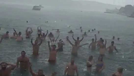 İstanbul'u Şaşırtan Görüntüler: Bebek'te Yağmura Rağmen Denize Giren Kalabalık