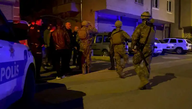 Balkondan Tüfekle Ateş Açan Şahıs, Polisi Şaşırttı ve Kendini Kilitledi