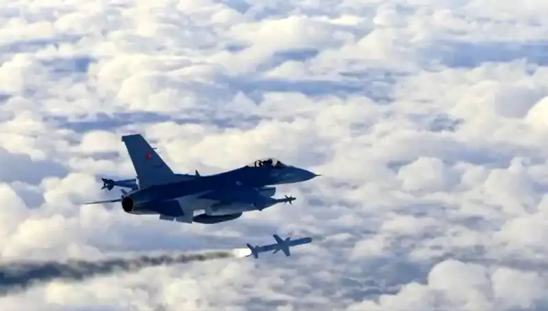 Türkiye’nin F-16 EDPOD Sistemi: Tüm Testleri Geçerek Başarıya İmza Attı
