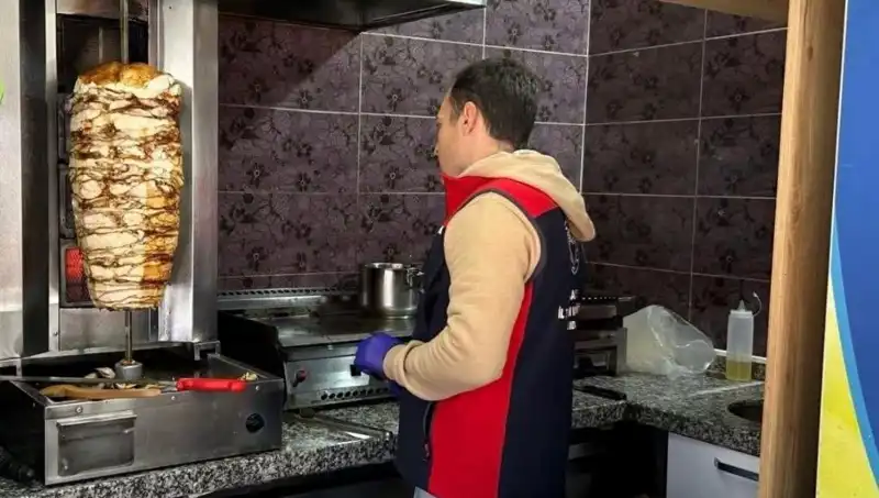 Tavuk Döner Alarmı: İşletmelere Baskınlar ve Tehlikeleri