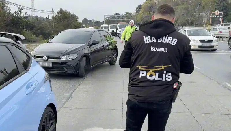 Emniyet Şeridini İhlal Eden Sürücü, Ceza Yerine Yolda Şaşırtıcı Bir Lütufla Karşılaştı