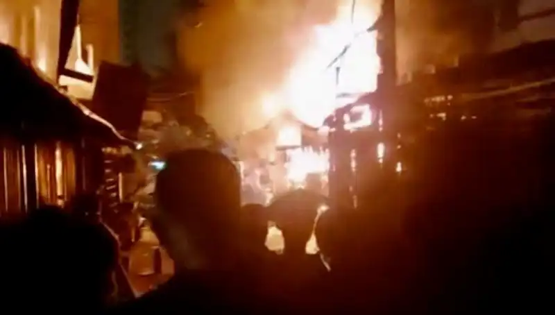 Vietnam’ın Başkenti Hanoi’deki Yangında Sekiz Kişi Hayatını Kaybetti
