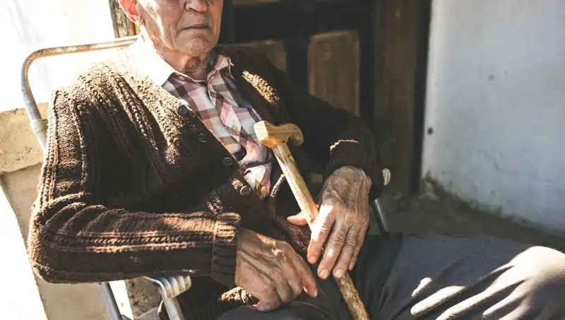 100 Yaşlıdan 16'sı Depresyonla Mücadele Ediyor: Yalnızlık ve İlgi Eksikliği Alzheimer Riski Taşıyor