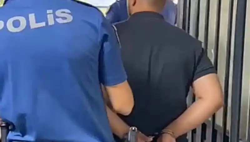 İzmir'de Polise Saldıran Şahısın Tutuklanması: Olayın Detayları ve Gelişmeler