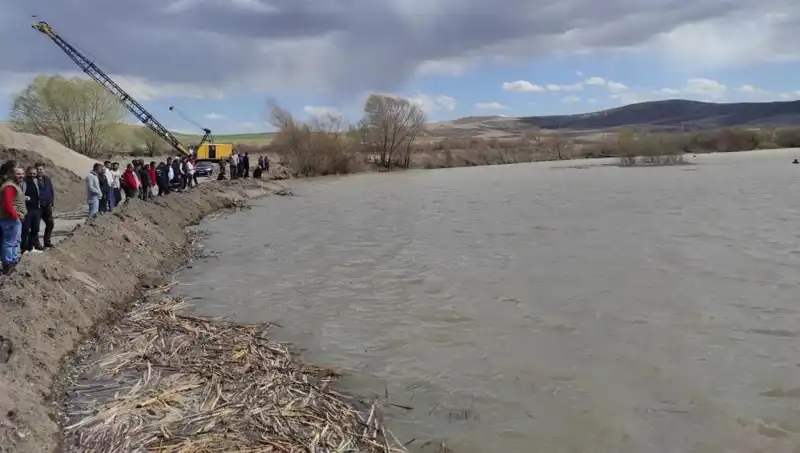 Kızılırmak Nehri'nde Kaybolan 17 Yaşındaki Mehmet’in Gizemi: Aile ve Arkadaşlar Umutla Bekliyor