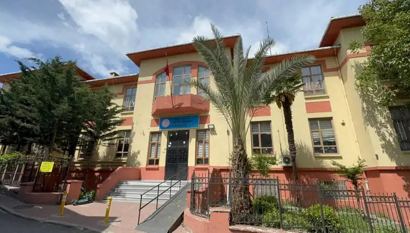 Depremde Zarar Gören Okullar Boşaltıldı: Riskli Durum ve Yeni Çözüm Yolları