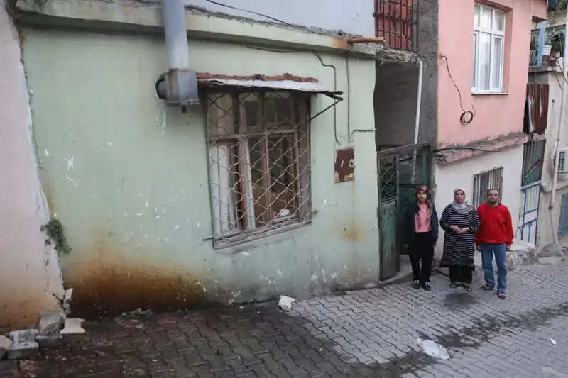 Banyosuz Tek Odalı Evin İçinde 4 Kişilik Hayatta Yaşamak: Mavi Hayaller