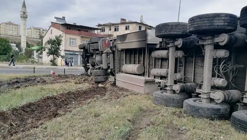 Freni Boşalan TIR, Erzurum'da Korkunç Kazaya Neden Oldu!