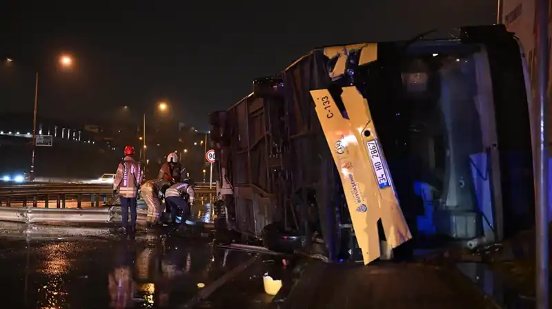 İstanbul’da Özel Halk Otobüsü Devrildi: Kaza Anı ve Sonrasındaki Gelişmeler