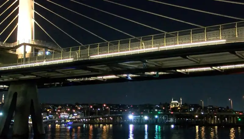 Metro Köprüsünden Denize Düşen Kişiyi Arama Çalışmaları Hız Kazandı