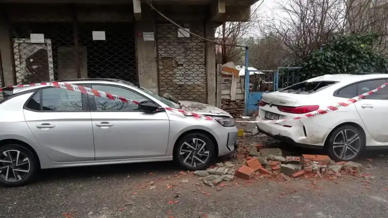 İstanbul'da Dört Katlı Binada Balkon Çöktü: Panic İçinde Kurtarma Operasyonu