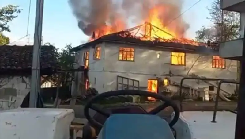 İki Katlı Evde Çıkan Yangın Korku Dolu Anlar Yaşattı