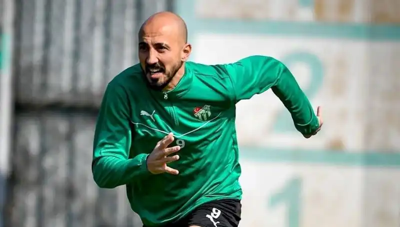 Milli Futbolcunun Yeni Rotası: 2. Lig'de Kariyerine Devam Edebilir!