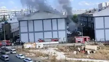 Başakşehir Sanayi Sitesi'nde Büyüleyici Yangın, Çevreyi Korkuttu