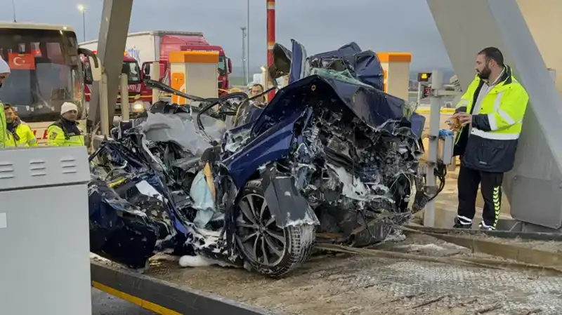 Silivri'de Otomobil Otobüsle Gişe Arasında Sıkıştı: Olayda Hayatını Kaybedenler Var