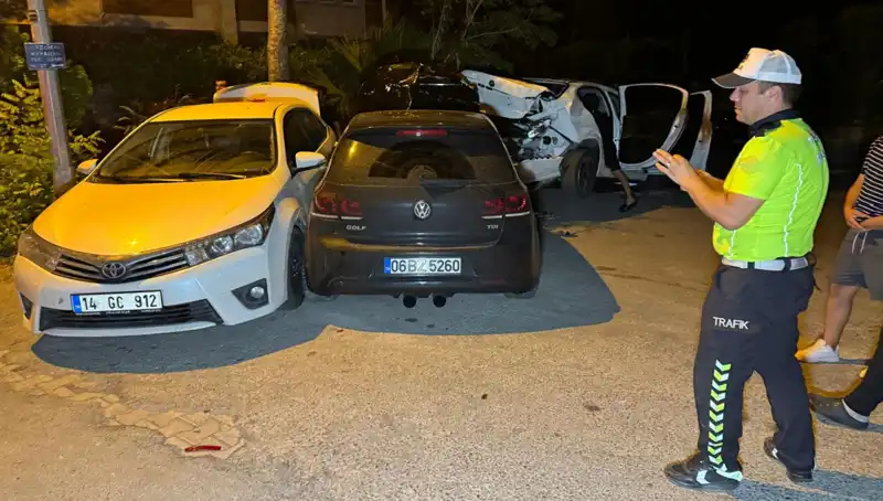 Alkollü Sürücünün Deli Saati: Üç Araca Çarptı, Sokak Kaosa Döndü