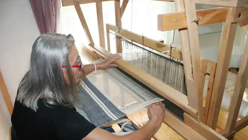 Eski Giysileri Yeniden Hayata Döndüren Yaratıcı İplik Yöntemi