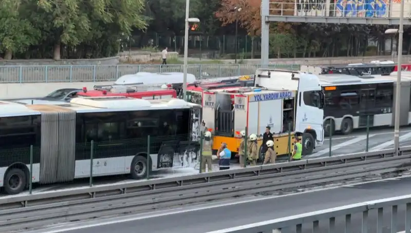 İstanbul'da Metrobüs Alev Alev Yandı: Trafik Kaosu Başladı