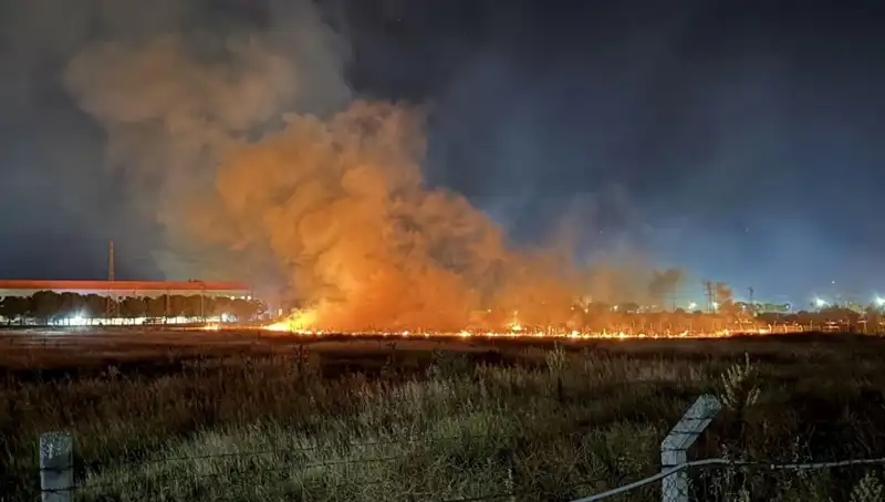 İzmir'de Gece Yarısı Yangın Paniği: Sokaklar Alev Alev Yandı