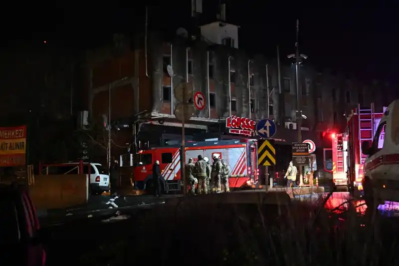 Maslak'ta Yangın Paniği: Beş Araç Kül Oldu, Olay Yerinde Gergin Anlar