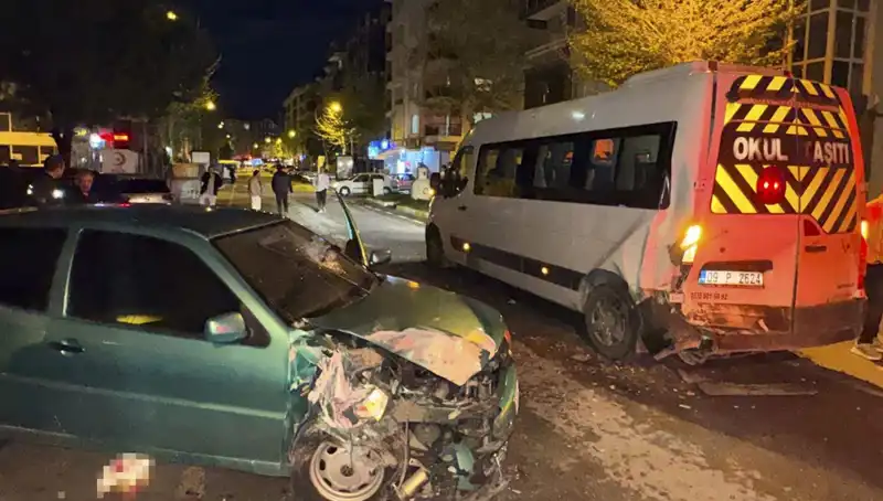 Otomobil Servis Minibüsüne Çarptı: 6 Yaralı Olay Yerinde Panic Anları