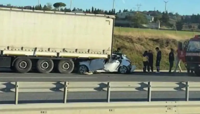 Kuzey Marmara Otoyolu'nda Gizemli Kaza: TIR'ın Altına Giren Otomobil Üzerindeki Sır perdesi