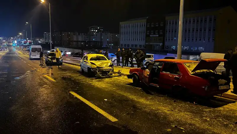 Kayseri'de 11 Araçlı Zincirleme Kaza: Gözler Olay Yerine Çevrildi