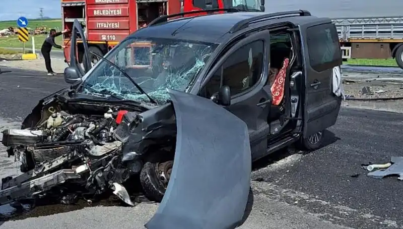Ankara Yolunda Feci Kaza: Üç Kişi Yaralandı, Kaza Anı Kameralara Yansıdı
