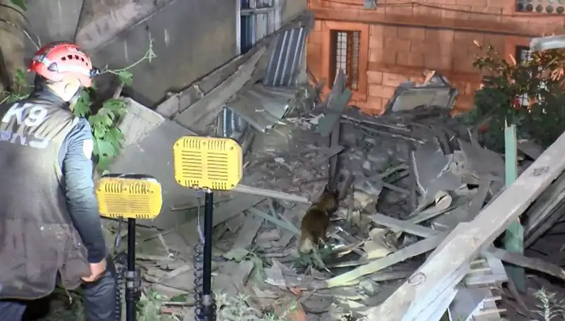 İstanbul'da Depremin Ardından Yıkılan Bina, Şehirde Panik Yarattı