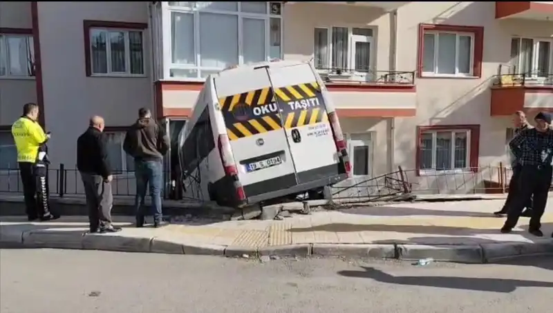 Okul Servisi Kontrolden Çıktı: Balkona Girdi, İki Öğrenci Yaralandı