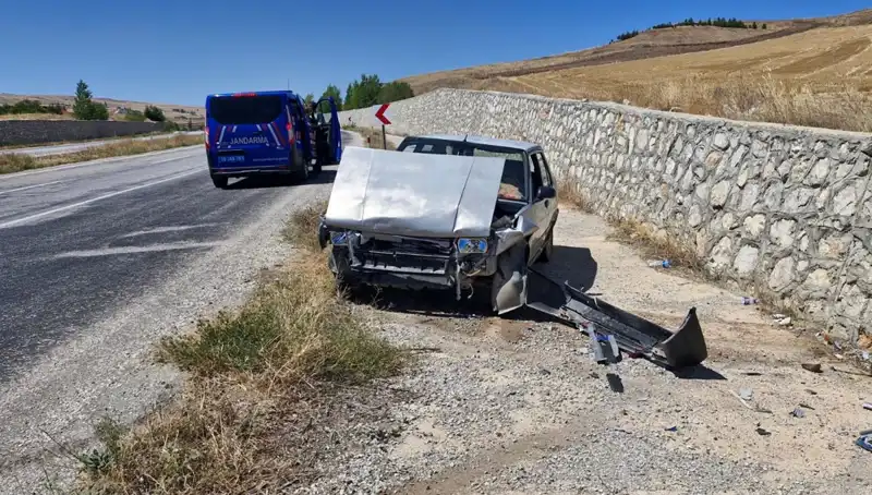 Kontrolden Çıkan Otomobil Duvara Çarptı: Yaralıların Durumu Ciddiyetini Koruyor
