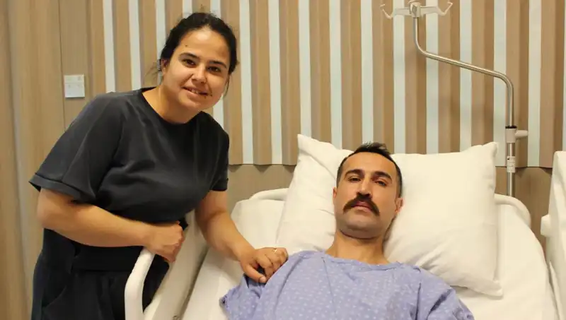 32 Yaşında Kalın Bağırsak Kanseri Teşhisi: Mide Kanaması Zannettiği Belirtiler