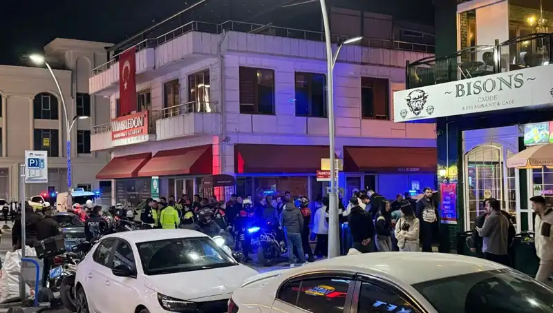 Kafede Neler Oluyor? Havaya Ateş Açan Şahıs Kafe Sahibini Bıçakladı!