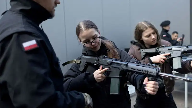 Polonya, Savaş Hazırlıkları İçin Sivillerine Askeri Eğitim Vermeye Başladı