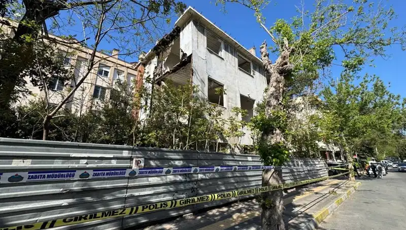 Bakırköy'de Tedirgin Eden Olay: Metruk Bina Depremle Kısmen Çöktü
