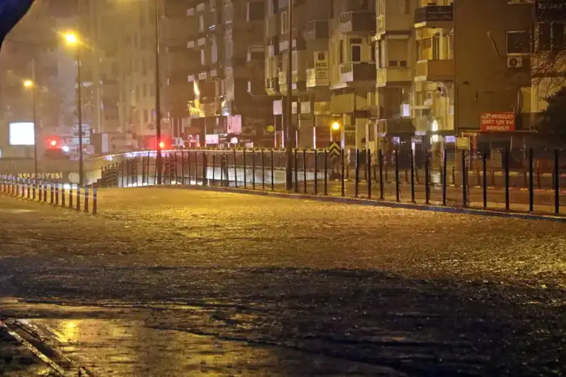 Antalya’da Yağmur Sonrası Yollar Göl Gibi Oldu: Araçlar Mahsur Kaldı