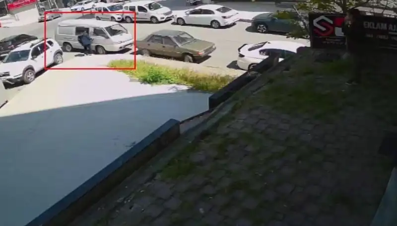 Aracını Çalmak İsteyen Hırsızı Suçüstü Yakalayan Kişinin Kahramanlığı