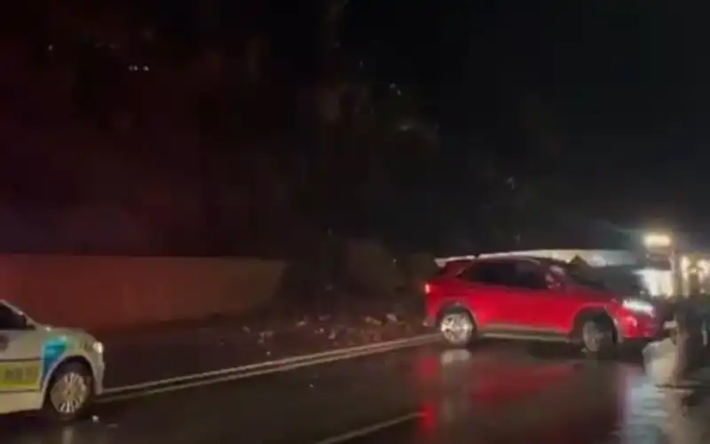 Hakkari'de Büyüleyici Doğanın Felaketi: Heyelan Yolu Kapattı