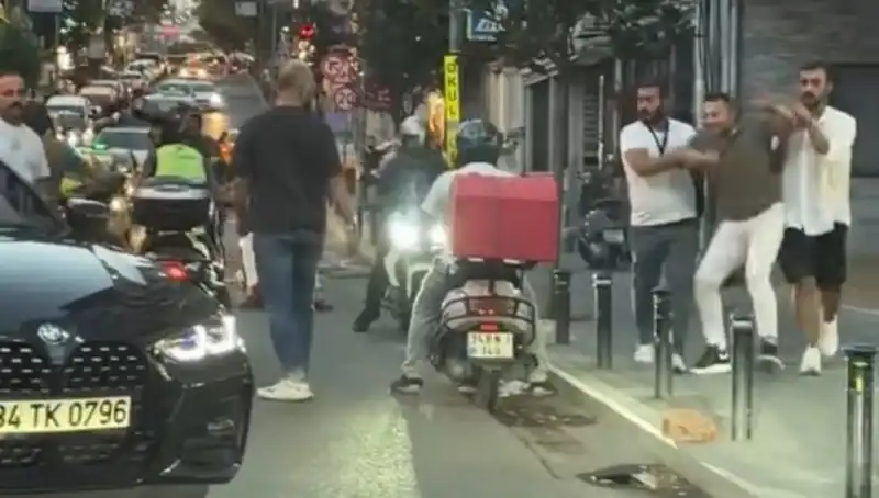Nişantaşı'nda Yol Verme Kavgası: Sopayla Kadının Üzerine Yürüdü