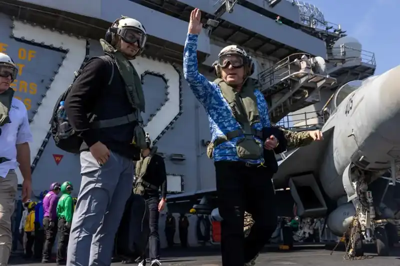 ABD Umman Ekibi, Savaş Gemisinde Tansiyonu Düşürmeyi Amaçlıyor