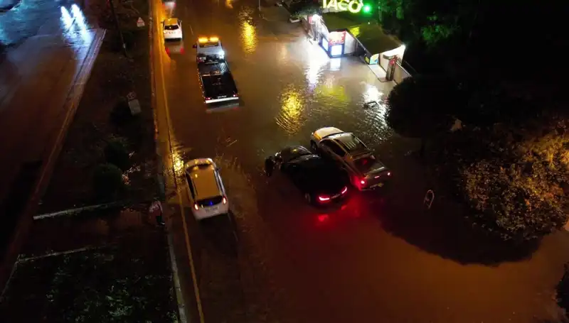 Adana’da Yağmur Alarmı: Cadde ve Yolları Saran Sağanak Yağış Etkisini Gösterdi